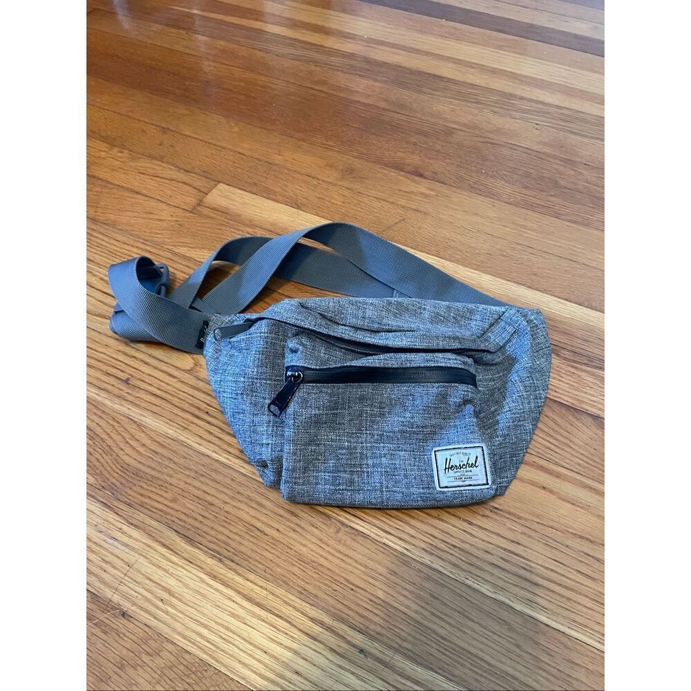 HERSCHEL SUPPLY CO | seventeen hip pack in raven crosshatch colorway